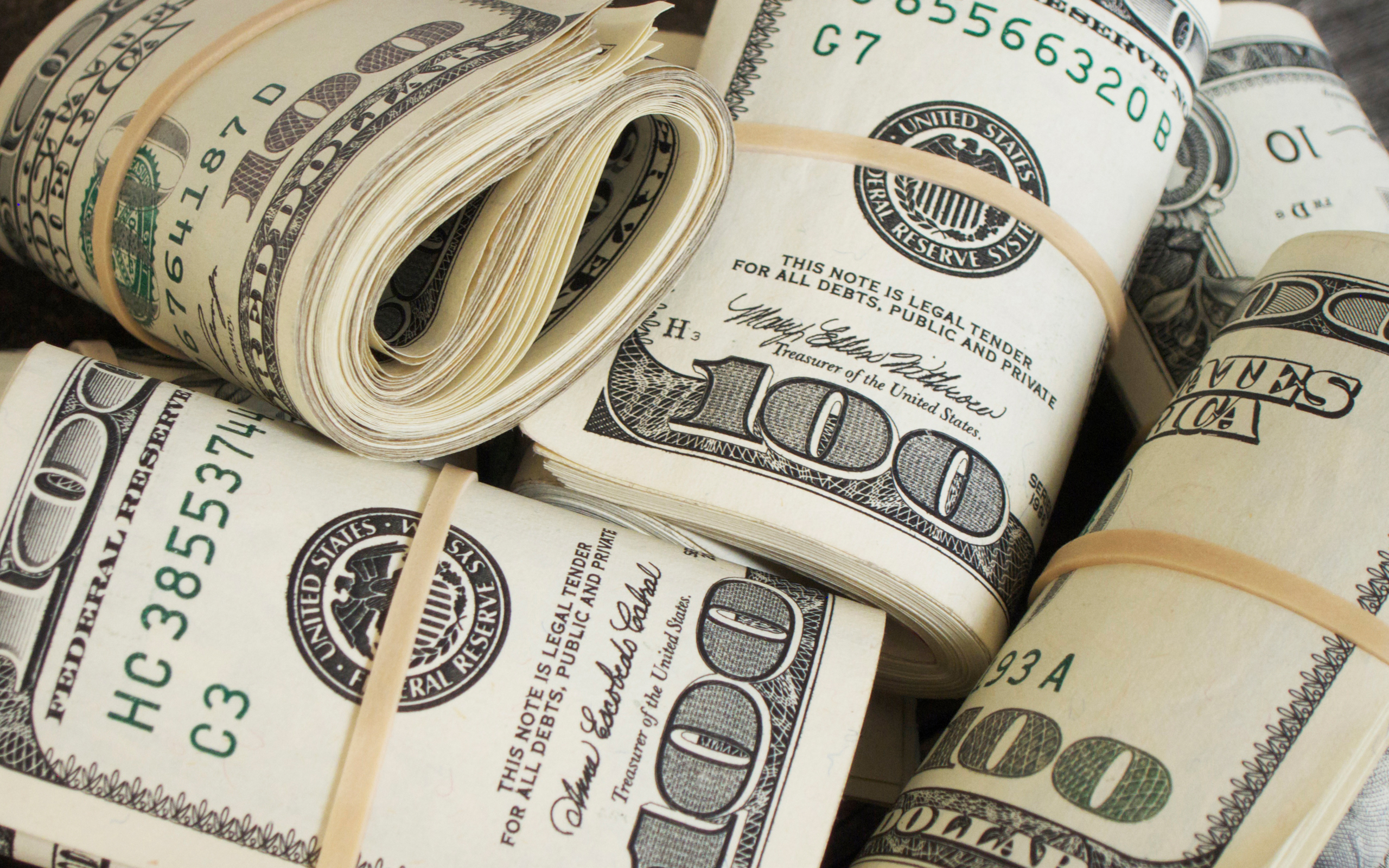 Сотни богатейших людей США попросили законодателей не снижать их налоги