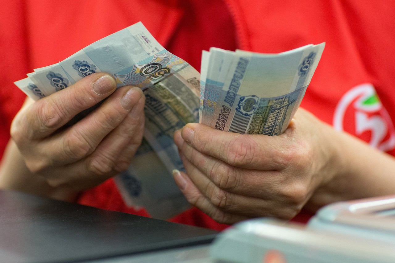 Рубль возобновил падение